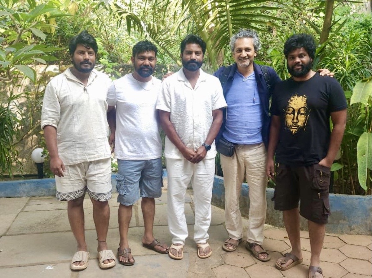 Anjuna guys group photo