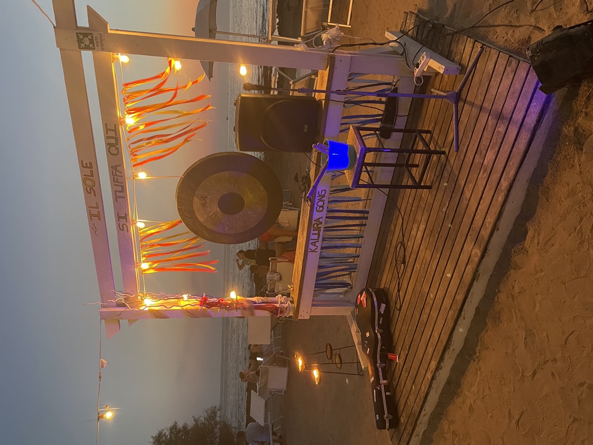 Kalura gong stage night